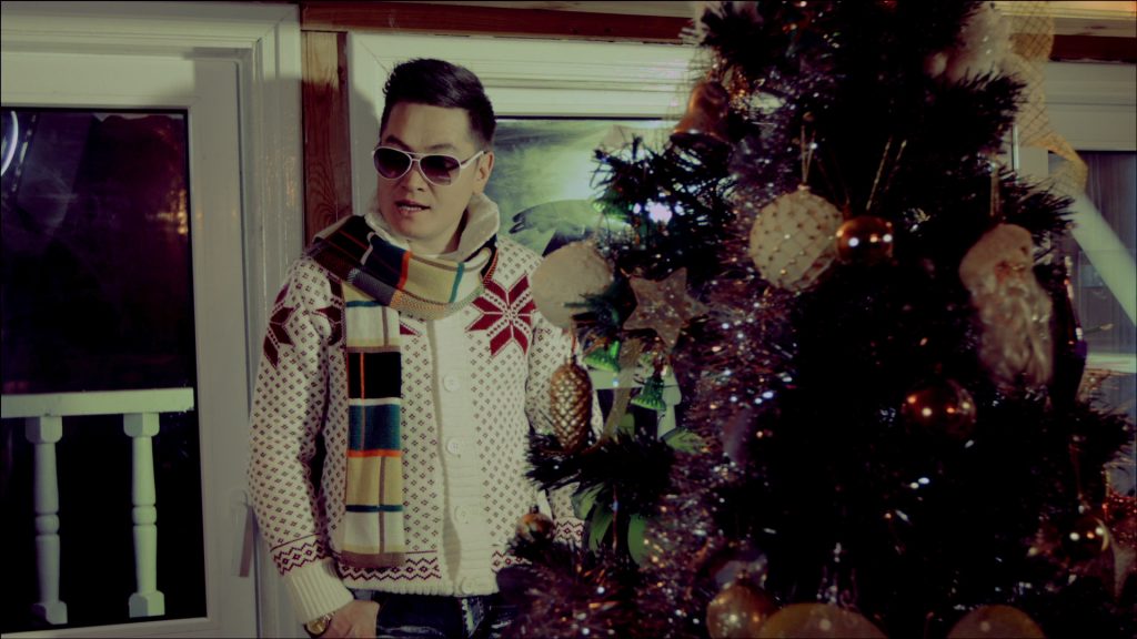 Дуучин Ш.Хүрлээ “Цагаан сарнай” дуугаар сонсогчдодоо шинэ жилийн бэлэг барьж байна